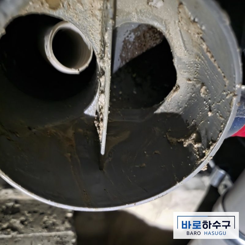 욕실 하수구막힘 작업 후, 시멘트를 제거해 통로가 드러난 배관 (용인 현장)